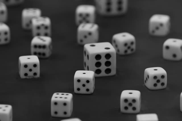 RNG-ul explicat simplu: cât e noroc și cât e matematică