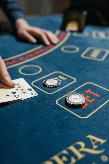 Blackjack video cu side‑bet‑uri – care sunt câștigurile?