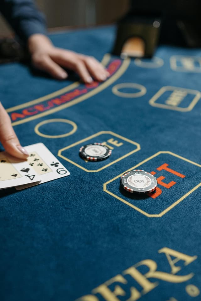 Blackjack video cu side‑bet‑uri – care sunt câștigurile?