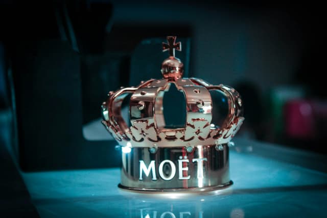 Shining Crown – regele EGT-ului: recenzie sinceră